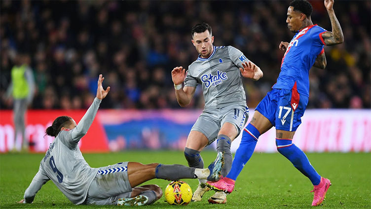 Calvert-Lewin sent off as Everton hold Palace in FA Cup