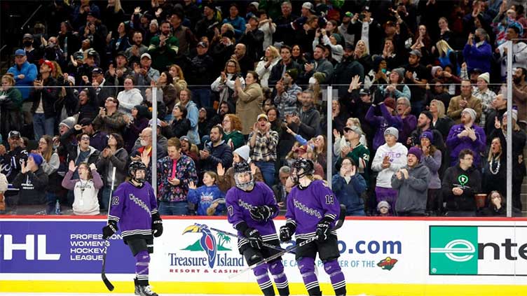 Record crowd in new women's North American hockey league