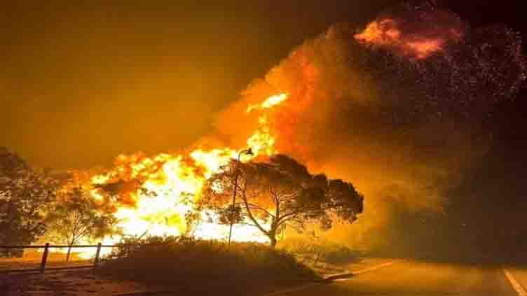 Hundreds of firefighters battle Western Australia wildfire