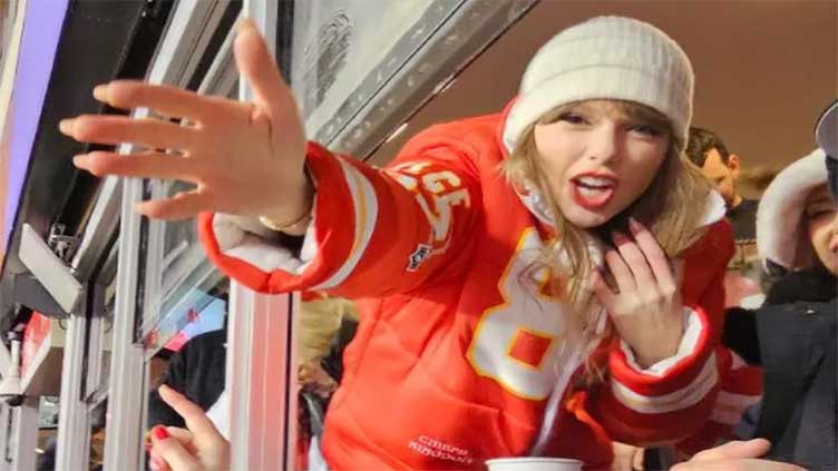 Taylor Swift gifts her scarf to fan noticing her red face with cold