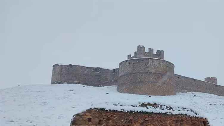 Army called in to rescue about 600 Spanish motorists stuck in snow