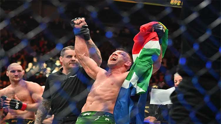 Du Plessis outpoints Strickland to take UFC middleweight title