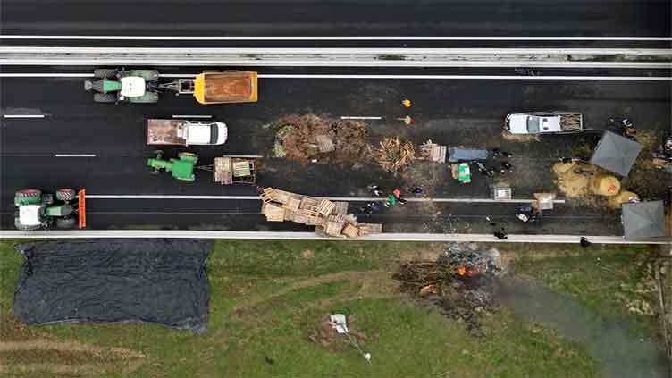 French farmers block roads, appeal to government for help