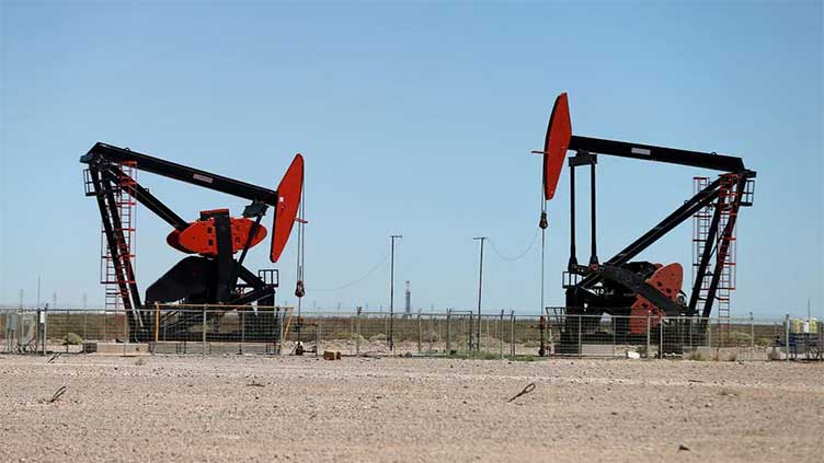 Oil edges higher, on track for weekly gain on strong economic growth