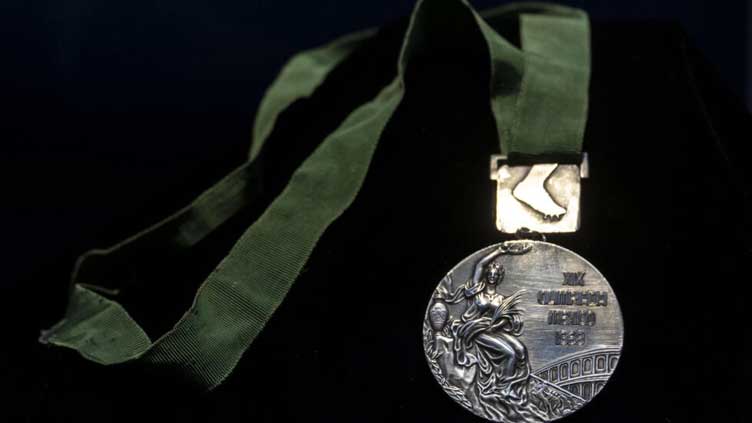 Bob Beamon auctions off 1968 Olympic long jump medal