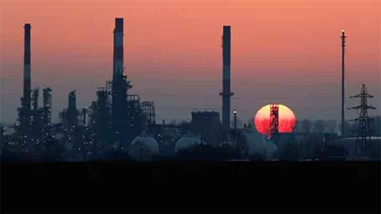Oil dips on faltering Chinese economy