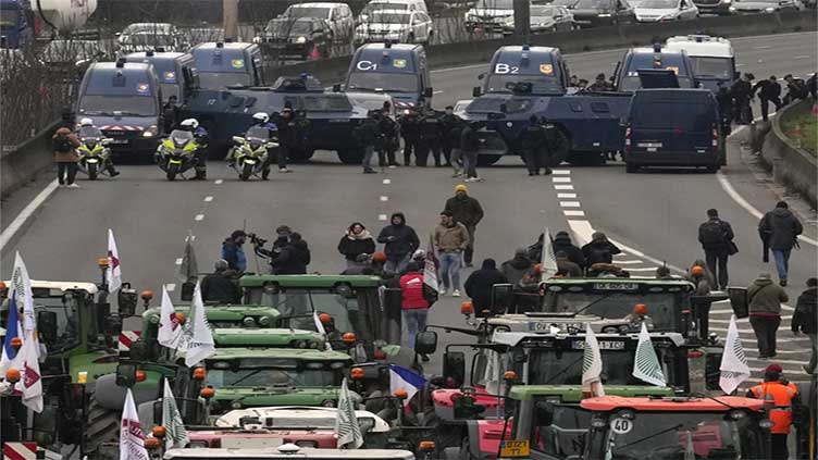 Traffic-blocking farmers now closing in on EU capital in protest seeking better market conditions