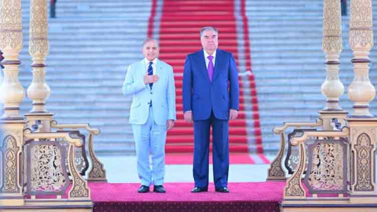 PM Shehbaz accorded guard of honour at Presidential Palace in Tajikistan 
