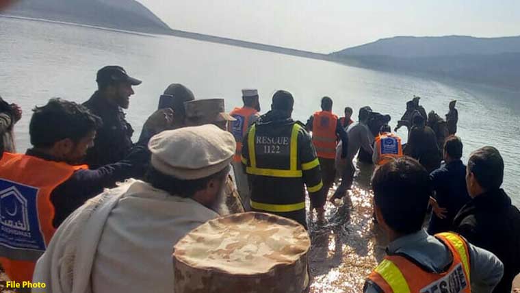دریائے جہلم میں نہاتے ہوئے باپ دو بچوں کو سمیت ڈوب کر جاں بحق