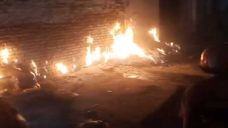 نوشہرہ: گیس لیکج سے گھر میں دھماکا، 4 افراد جھلس کر شدید زخمی