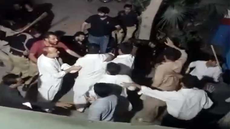 کراچی: گلستان جوہر تھانے میں وکلاء اور پولیس کی تلخ کلامی، حالات کشیدہ