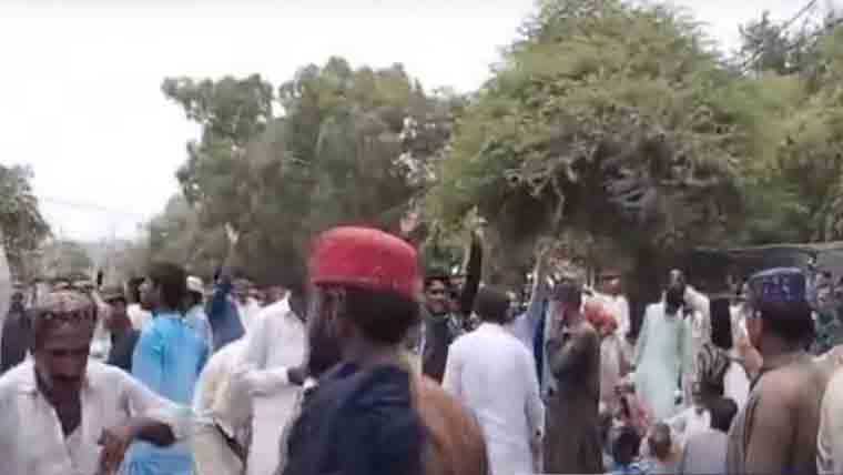 Police baton-charge protesting teachers outside Karachi Press Club