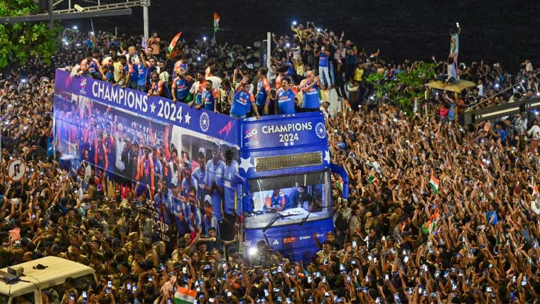 ٹی 20 ورلڈ کپ: فاتح بھارتی ٹیم کا وطن واپسی پر والہانہ استقبال