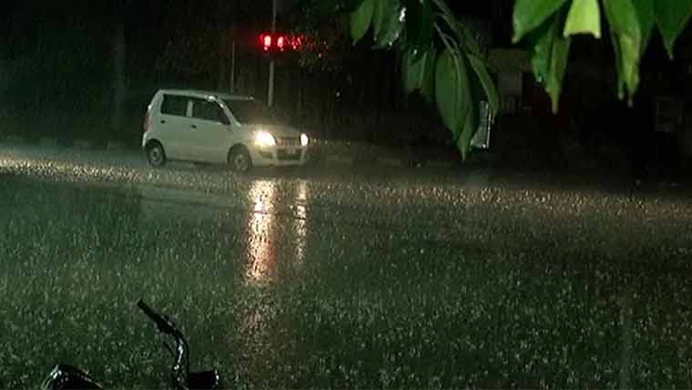 لاہور میں تیز آندھی کے بعد موسلادھار بارش، موسم خوشگوار ہو گیا