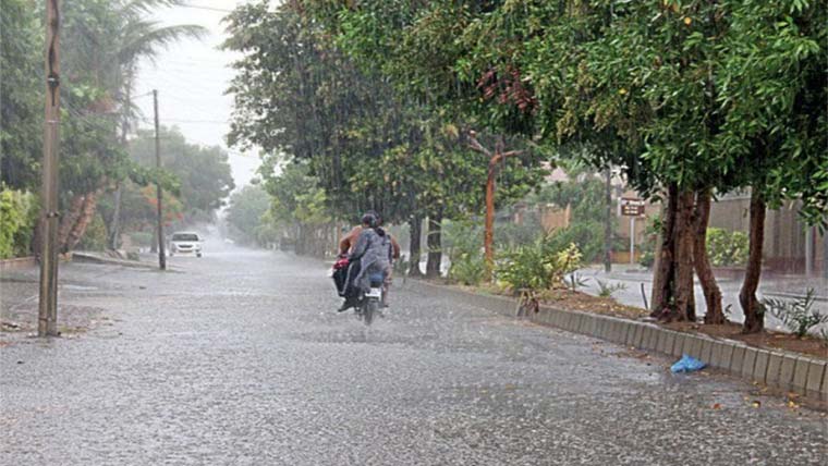 لاہور سمیت پنجاب کے مختلف علاقوں میں موسلادھار بارش، گرمی کا زور ٹوٹ گیا