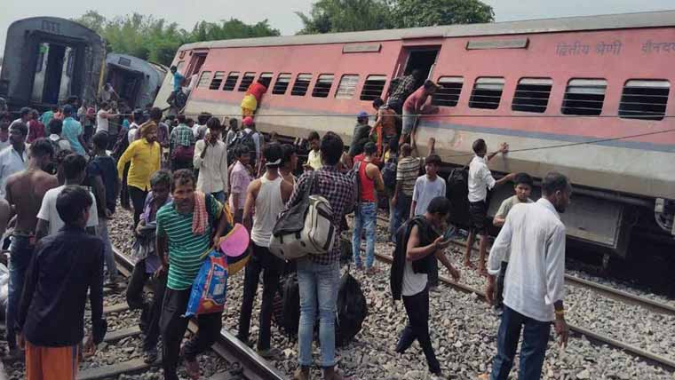 بھارت میں مسافر ٹرین حادثے کا شکار، 4 مسافر جاں بحق