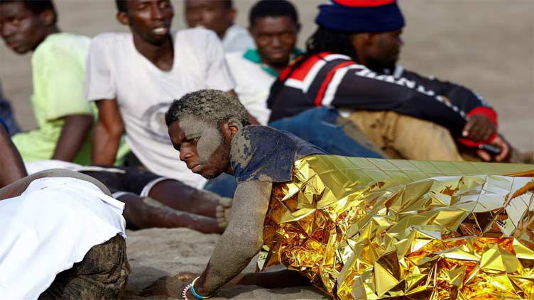 Dunya News Exhausted migrants arrive on beach in Spain's Canaries