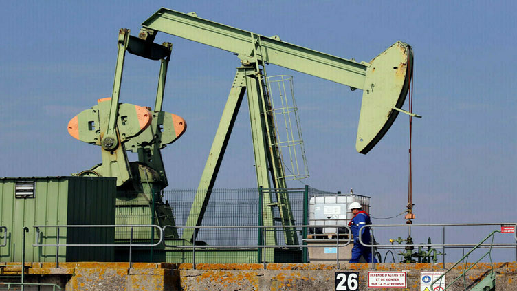 Oil falls on weak China demand concerns, Mideast ceasefire talks