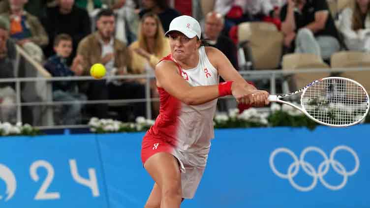 Swiatek beats Begu, and rain, to start gold quest