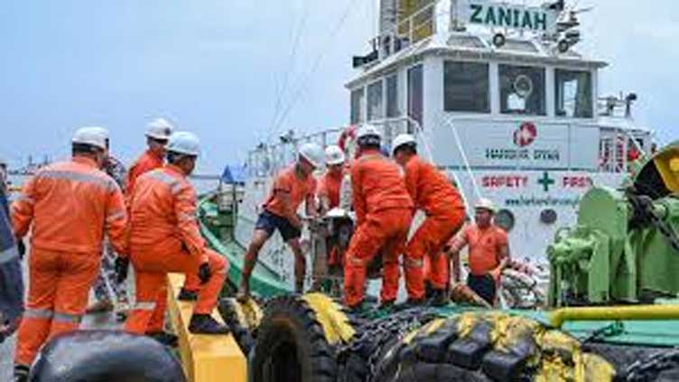 Divers attempt to reach sunken Philippine oil tanker