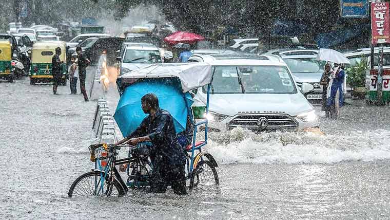 دہلی میں موسلادھار بارشیں، شہر کا بڑا حصہ پانی میں ڈوب گیا، اورنج الرٹ جاری