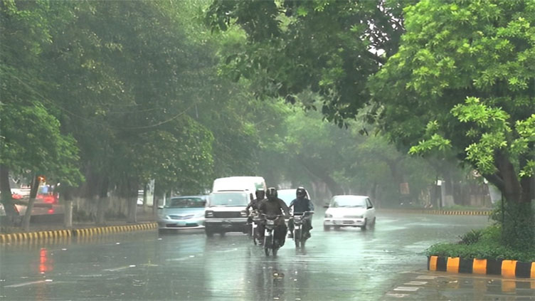 Heavy rain lashes Lahore, turns weather pleasant 