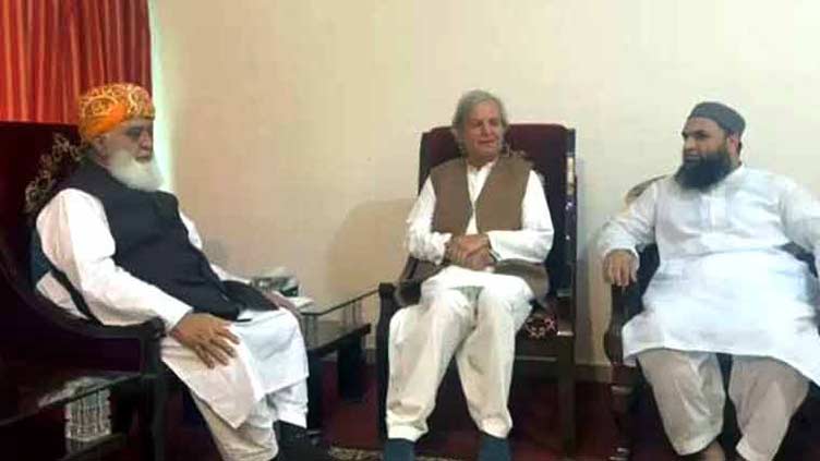 Fazl discusses political situation with Javed Hashmi