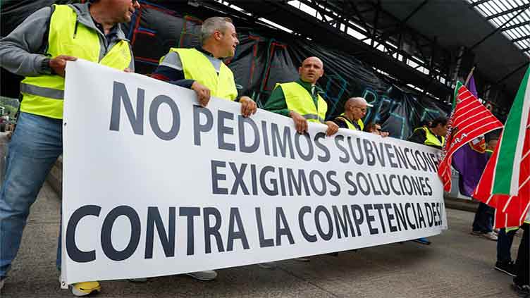 Spanish and French farmers block border days before EU election