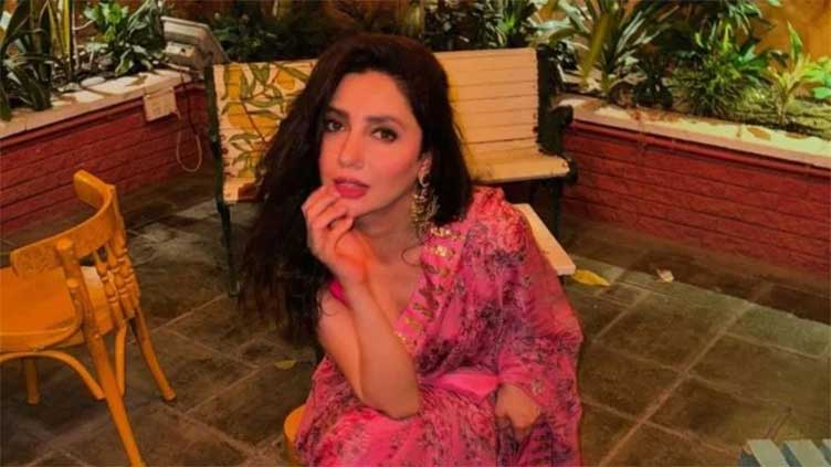 Mahira Khan looks stunning in pink saree, light makeup