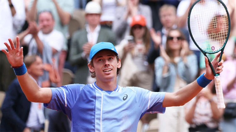 Medvedev knocked out of French Open by De Minaur