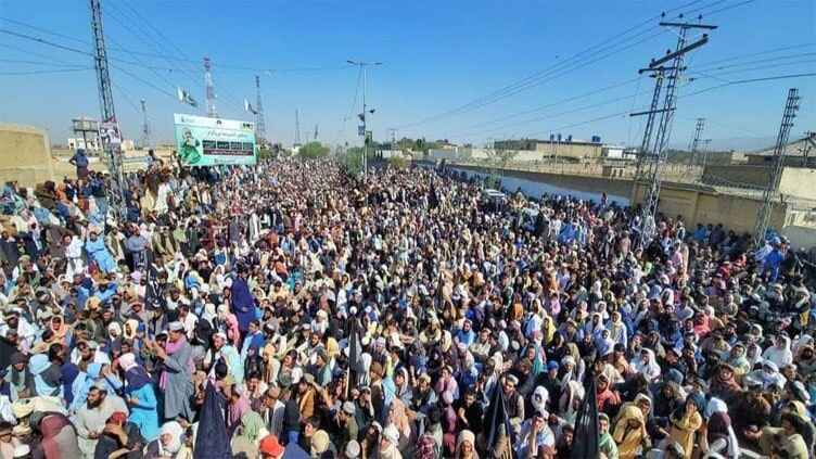 Casualties as hundreds continue their protest in Chaman 