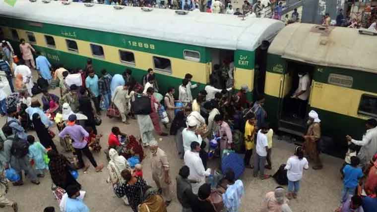 مسافروں کا رش، ریلوے انتظامیہ نے عید سپیشل ٹرینوں کی تعداد بڑھا دی
