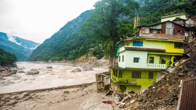 Heavy rain, landslides kill 6 in India's Sikkim, 2,000 tourists stranded