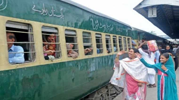 پہلی عید سپیشل ٹرین کراچی سے پشاور کے لیے روانہ