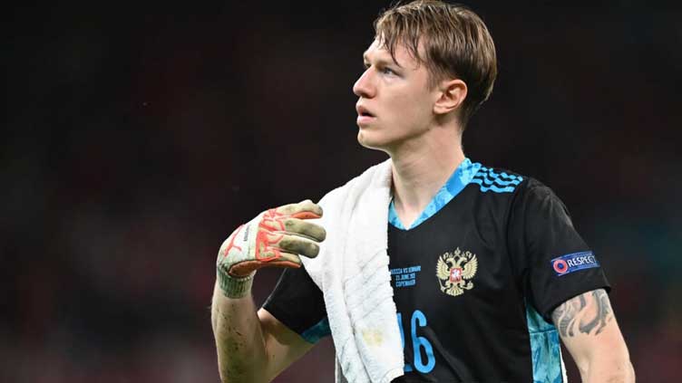PSG sign Russian goalkeeper Safonov