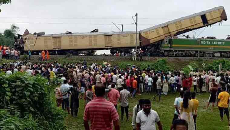 بھارت: مال گاڑی مسافر ٹرین سے ٹکرا گئی، 13 مسافر ہلاک