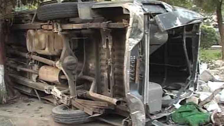 کراچی: باراتیوں سے بھری بس الٹنے سے متعدد افراد زخمی
