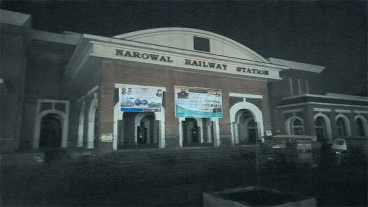 Passengers suffer as Gepco cuts power to Narowal railway station