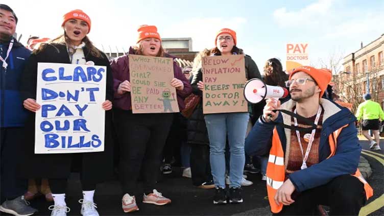 Junior doctors branded 'irresponsible, dangerous' as they hold strike in UK