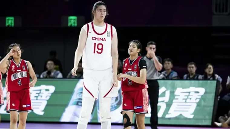 چینی باسکٹ بال کھلاڑی لمبے قد اور مہارت کی وجہ سے توجہ کا مرکز