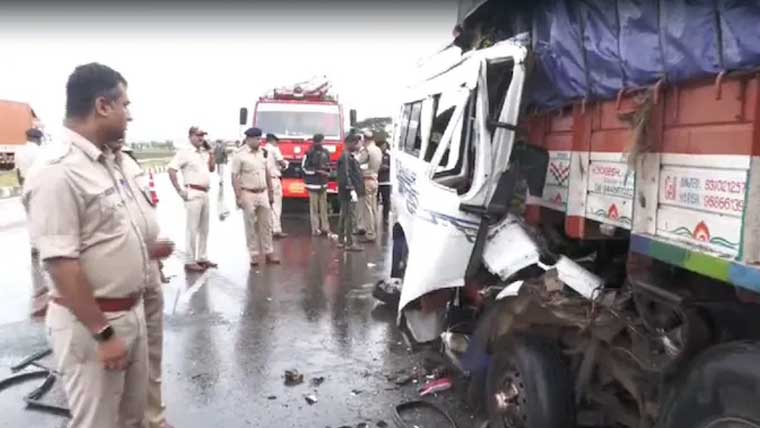 بھارت میں بس کی ٹرک سے ٹکر، 13 افراد ہلاک