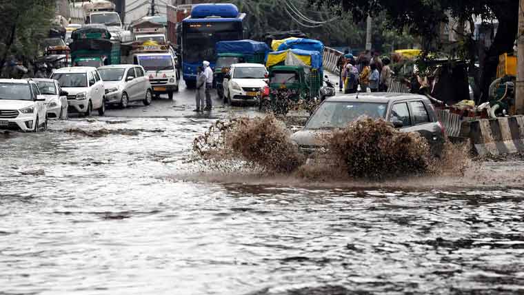 نئی دہلی میں موسلادھار بارش، 88 سالہ ریکارڈ ٹوٹ گیا