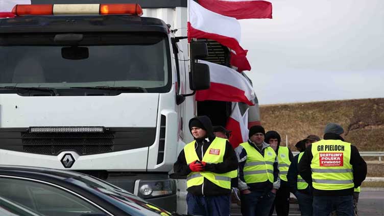Polish farmers take grain protests to Lithuanian border