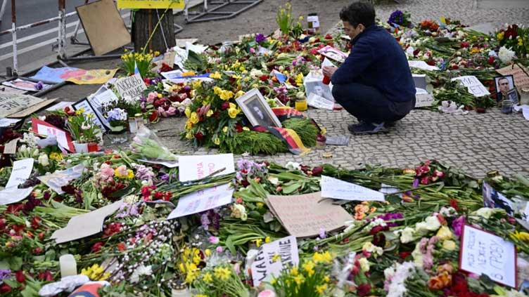 Hundreds gather at tributes to Navalny in cities around Europe