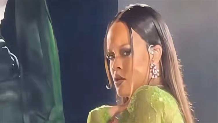 Rihanna suffers wardrobe malfunction in barefoot performance