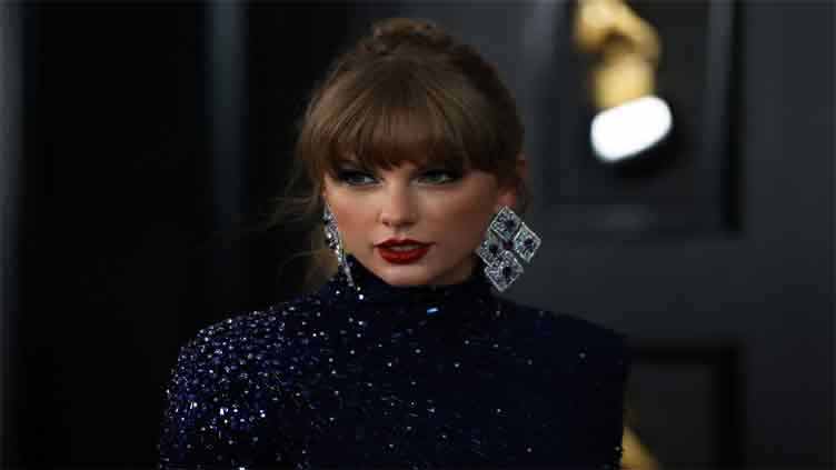 Fans worried as Taylor Swift falls ill in Singapore