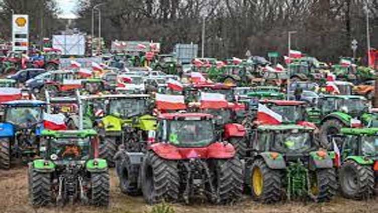 Polish farmers clash with police outside parliament in Warsaw