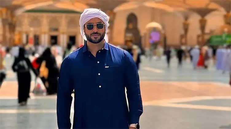 Aly Goni flies to Madinah as Ramazan begins - Entertainment - Dunya News