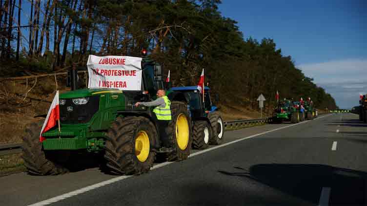 Polish farmers block two border crossings with Germany