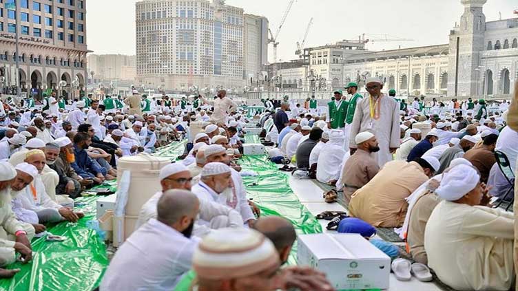 Car tramples fasting people in Makkah at Iftar; one die, 21 hurt